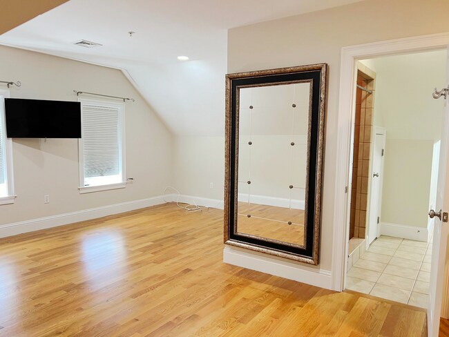 Building Photo - AVAILABLE NOW! Elegant 3-Bed Condo in Prim...