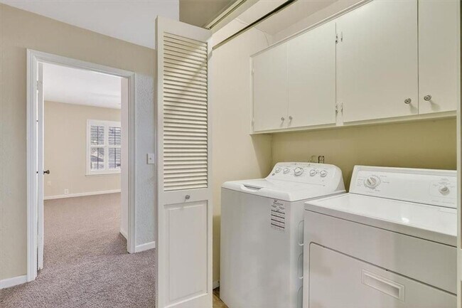 Building Photo - 145 Lake Shore Dr