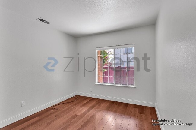 Building Photo - 115 Montego Dr