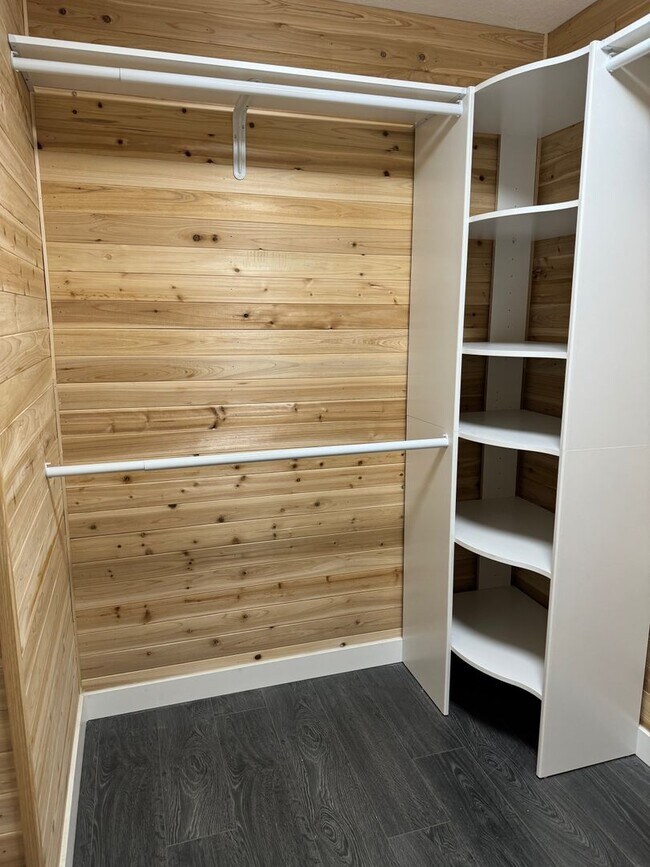 Building Photo - Townhouse with Spacious layout and convien...