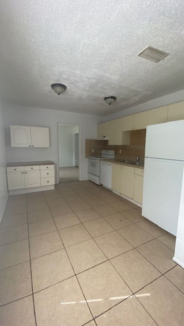 Building Photo - 3 Bedroom 2 Bath Villa West Bradenton.