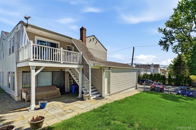 Building Photo - 250 S Ridge St