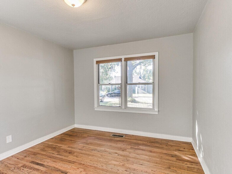 Building Photo - 703 Dakota St