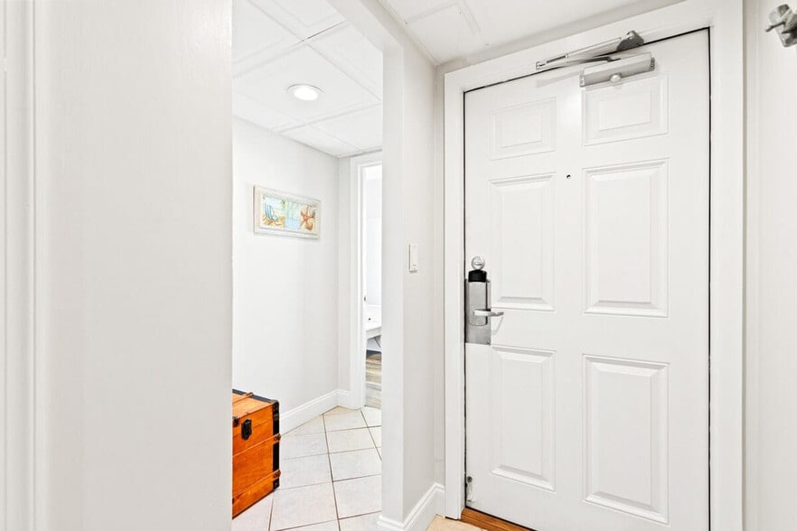 Building Photo - 8815 Thomas Dr