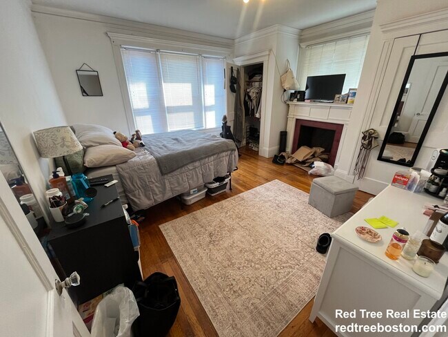 Building Photo - 452 Park Dr