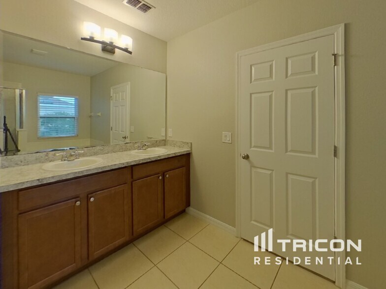 Building Photo - 4925 Rockvale Dr