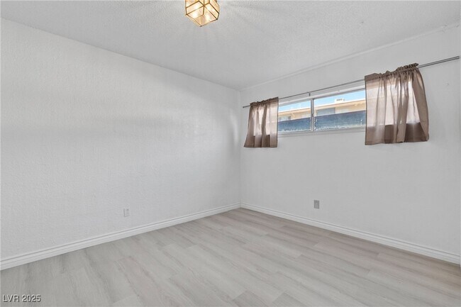 Building Photo - 350 E Desert Inn Rd