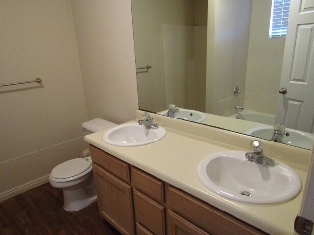 Building Photo - 1370 N General Dr