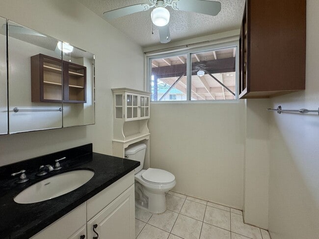 Building Photo - STUDIO/1BA/2PKG. High Ceilings, Shared Yar...