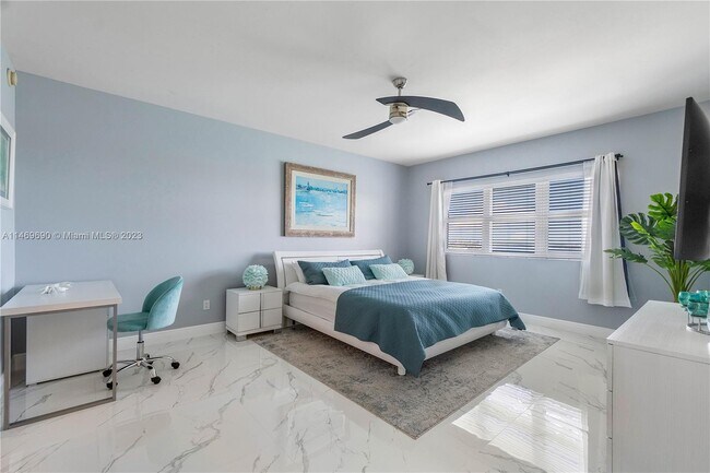 Building Photo - 2650 Lake Shore Dr