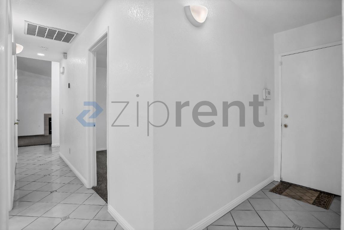 Building Photo - Unit
