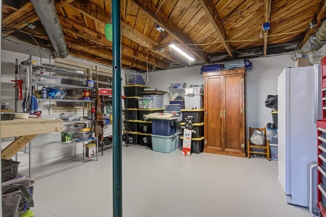 Building Photo - Fully Furnished Modern 3 bedroom Home!