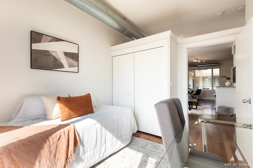 Second Bedroom / Office - 4751 N Artesian Ave #409