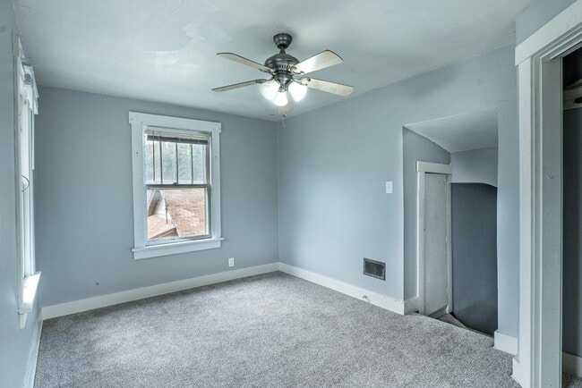 Building Photo - 2215 SW Hazelton Ct