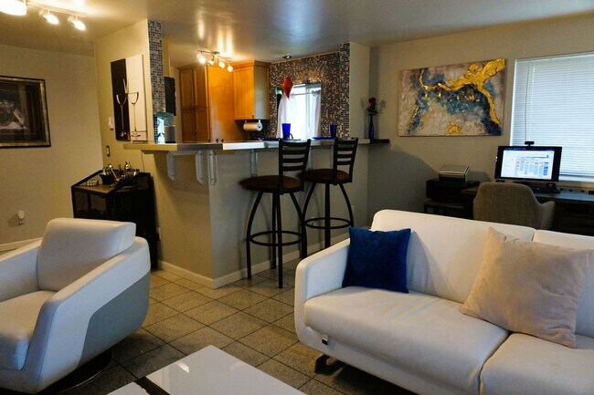 Building Photo - Furnished 2 bedroom Condo with view of Lake Union