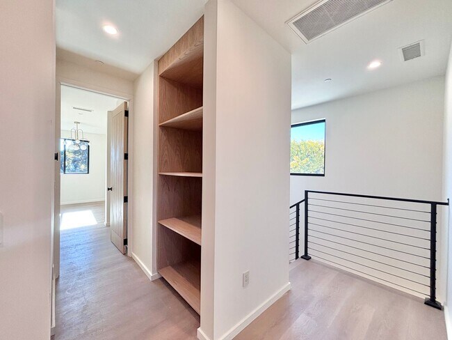 Building Photo - 17852 Saticoy St