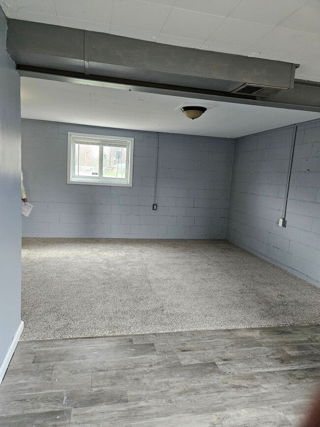 Building Photo - Spacious Bi-level home in New Albany