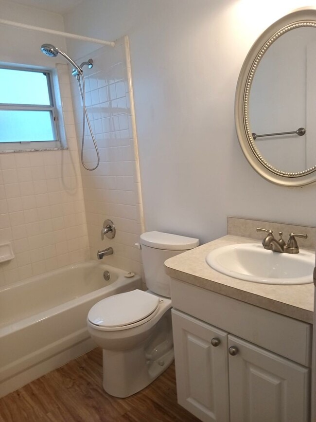 Building Photo - Kissimmee Single Family 3x2  Home!