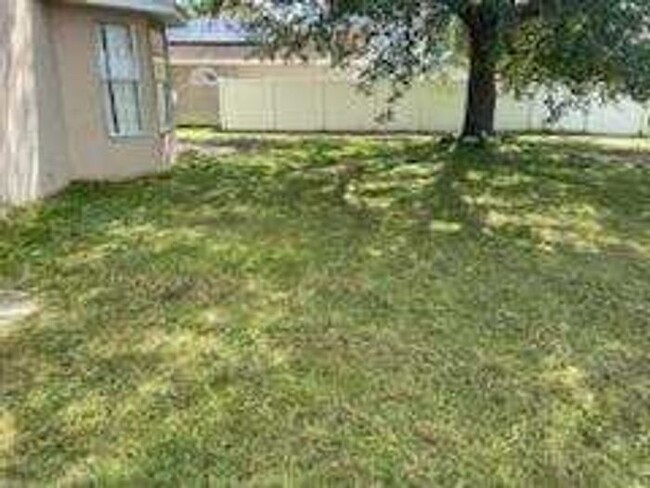 Building Photo - Large 4 Bedroom 2 & 1/2 Bath - 2 story Hom...