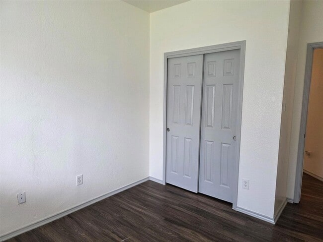 Building Photo - 319 Riverwalk Dr