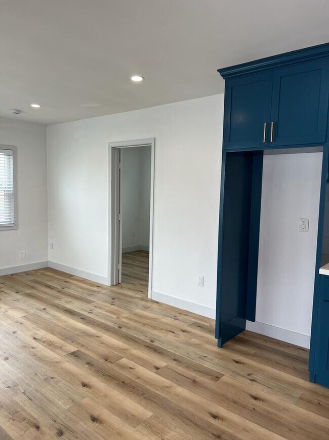 Building Photo - 1b Apartment in Belmont Shore across from ...