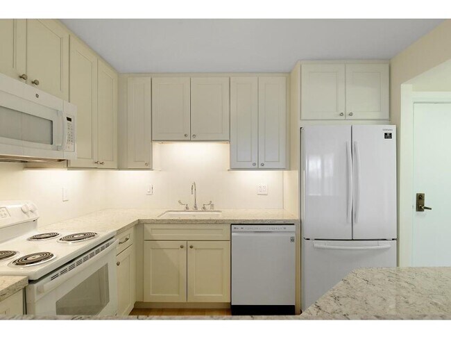 Building Photo - 1425 W 28th St