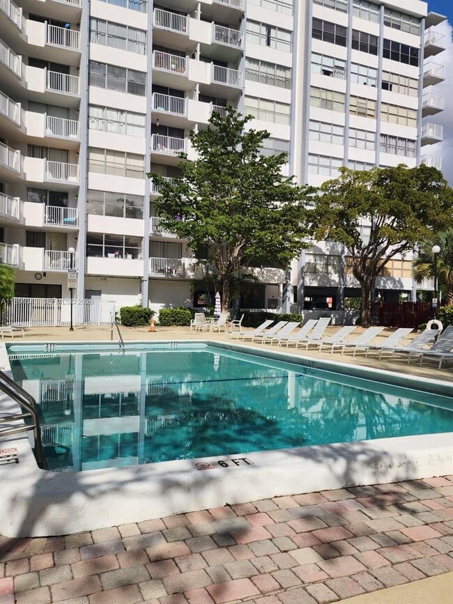 Building Photo - 1200 NE Miami Gardens Dr