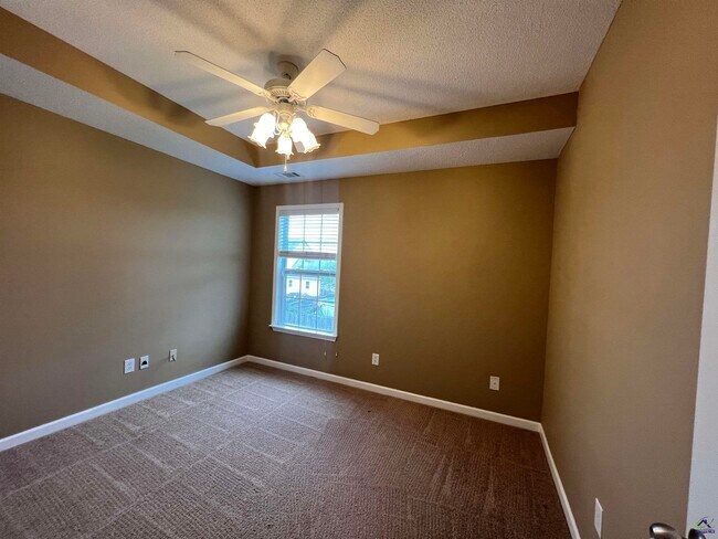 Building Photo - 206 Meyers Lake Dr