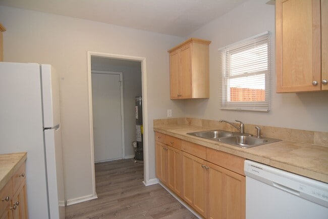 Building Photo - Freshly Updated 3 Bedroom 1 Bath Home! Cen...