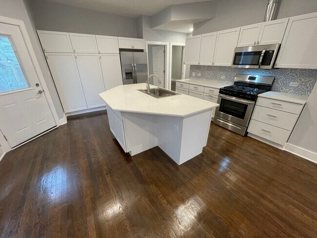 Building Photo - 2442 N Lawndale Ave