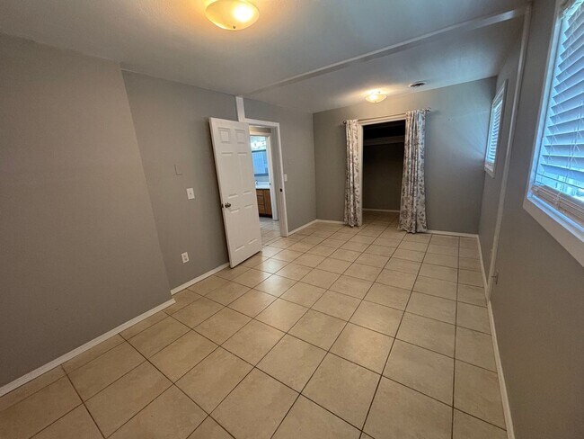 Building Photo - Charming 3-Bed Home in Hayden Lake — Spacious Lot & Attached Garage!