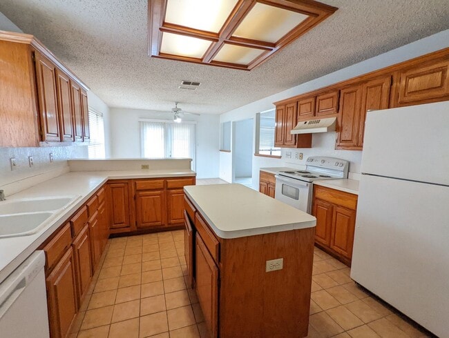 Building Photo - 2913 Lakewood Ct
