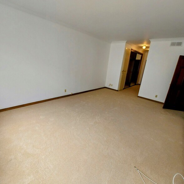 Building Photo - 10676 Wilkins Ave