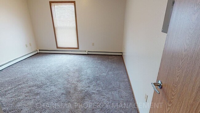 Building Photo - 1 BD, FREE GARAGE, WASHER/DRYER, OUTDOOR P...