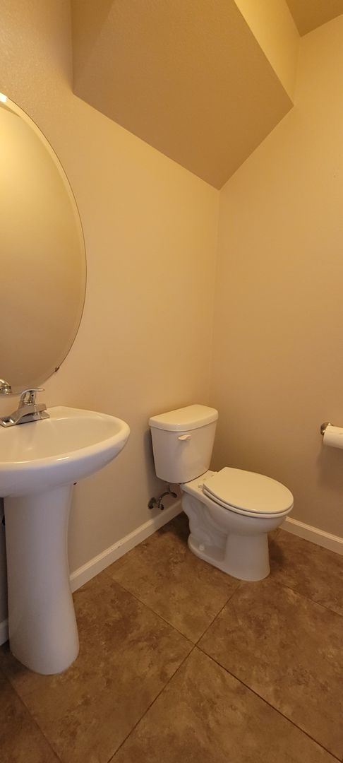 Building Photo - End Unit Condo In Highland Park Subdivision