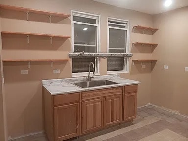 Building Photo - 5005 W Chicago Ave