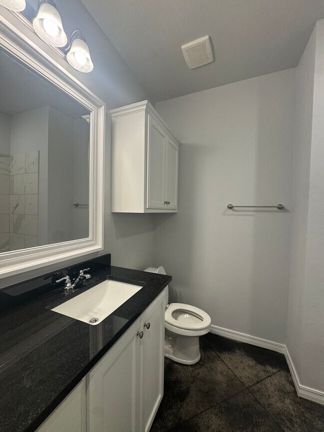 Building Photo - Located in Glendale!!!4bedrooms 2bathrooms...