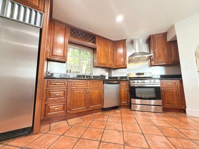 Building Photo - Luxury 3-Bedroom + Bonus Room Home in Gate...