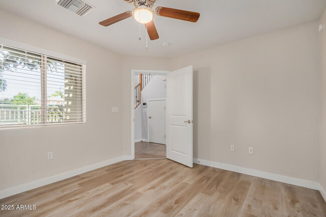 Building Photo - 815 E Rose Ln