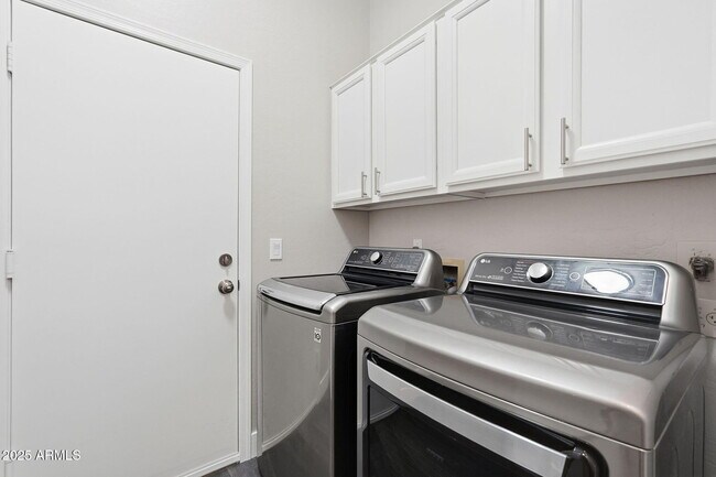 Building Photo - 7606 E Via Del Sol Dr