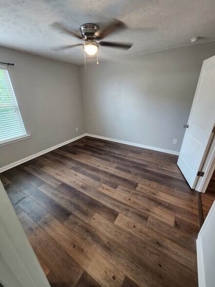 Building Photo - 826 Lower Park Pl