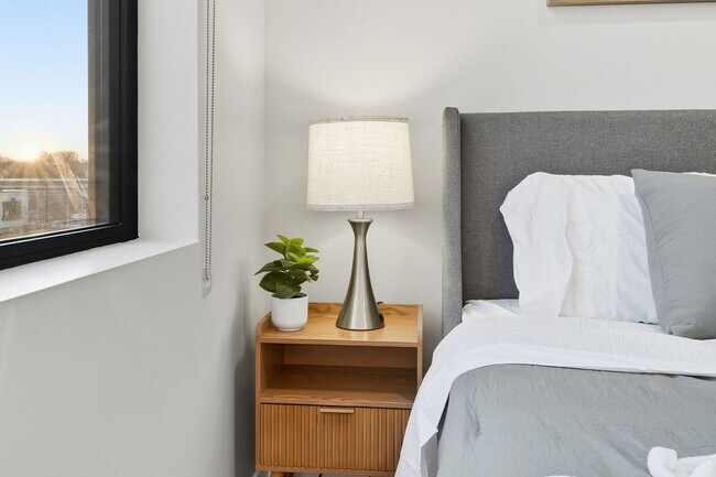 Building Photo - 6044 N Winthrop Ave