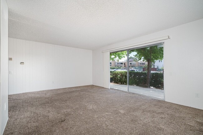 Building Photo - 1Bed/1Bath Single Story Condo in La Mesa w...