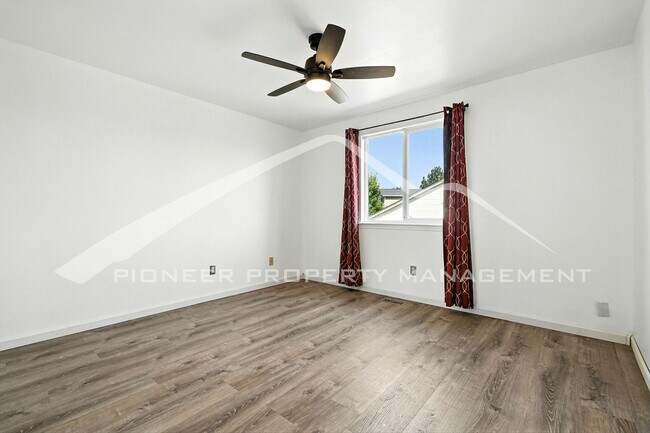 Building Photo - Spacious Home with Washer/Dryer and Centra...