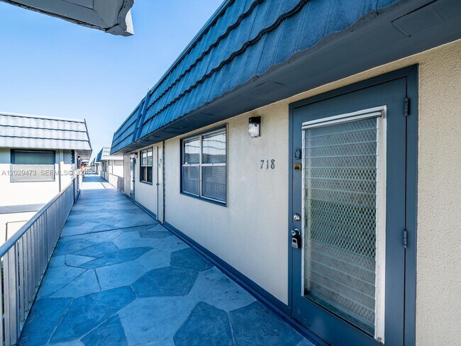 Building Photo - 718 Brittany Park
