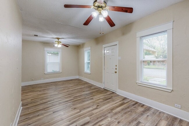 Building Photo - Available Mid-July! 3 Bedroom Home for Lea...