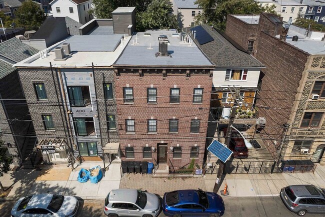 Building Photo - 65 Webster Ave