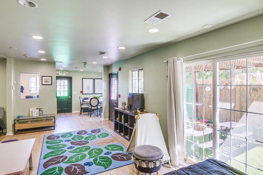 Building Photo - 3863 Broadlawn Dr