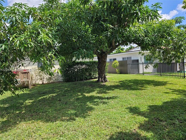 Building Photo - 145 SW 60th Ct