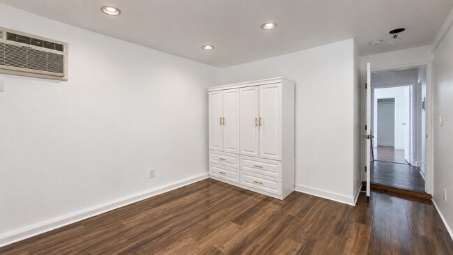 Building Photo - 319 Heliotrope Dr